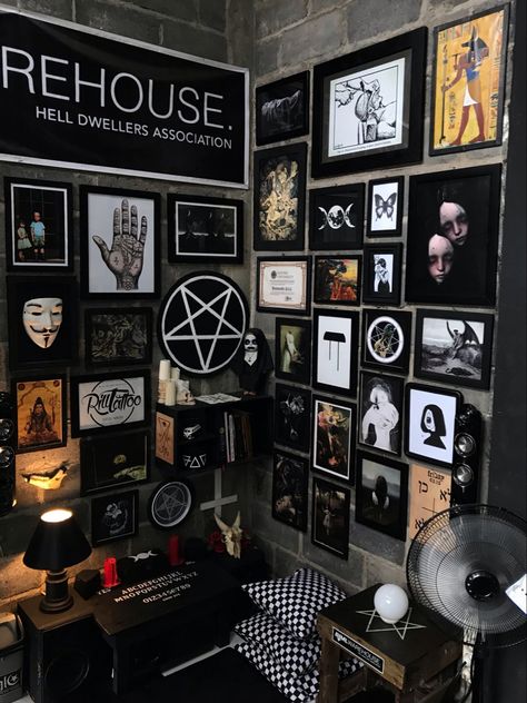 Gothic Tattoo Studio Decor, Tattoo Studio Decor, Horror Living Room, Home Haunted House, Horror Inspiration, Haunted House Decor, Studio Tattoo, Gothic Tattoo, Goth Home