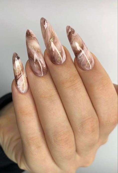 очень нежный маникюр 🥰 Nails Acrylic Almond Marble, Brown Marble Nails With Gold Flakes, Top Nail Designs 2023, Latte Marble Nails, Cream Marble Nails, Brown Marble Nails Acrylic, Tan Marble Nails, Neutral Marble Nails, Nails Design Marble