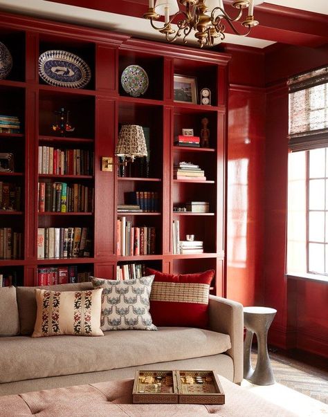 The bookcases of an Upper West Side library designed by Pappas Miron are painted in Benjamin Moore’s Cottage Red, and the walls are a custom shade by specialty painter Kenneth Widener. Styled Bookshelves, Styling A Bookcase, Lacquered Walls, Trendy Interior Design, Red Living, Home Library Design, Living Room Red, Colonial America, Red Home Decor