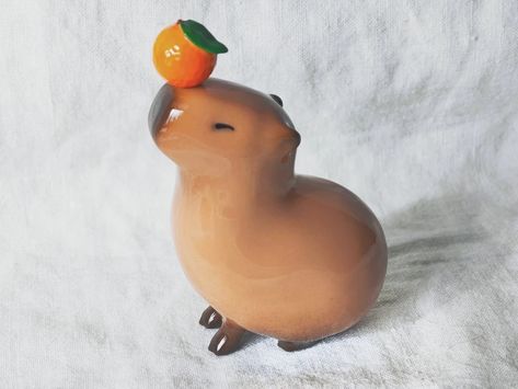 Cute Clay Capybara, Capybara Clay Sculpture, Capybara Pottery, Polymer Clay Capybara, Capybara Clay Art, Cute Animals Clay, Clay Ideas Food, Clay Mini Figures, Clay Ideas Simple