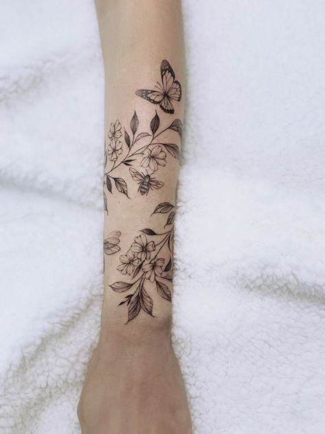 Vine Ankle Tattoo, Normal Tattoo, Tattoo Bein Frau, Wrap Around Ankle Tattoos, Tattoo Infinity, Wrap Around Tattoo, Vine Tattoo, Vine Tattoos, Infinity Tattoos