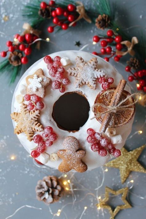 Christmas Bundt Cake Decoration, Christmas Bundt Cake Ideas, Bundt Cake Decorations, Christmas Dessert Drinks, Christmas Bundt Cake, Biscuits Packaging, Decorate A Cake, Fruit Cake Christmas, Christmas Cake Designs