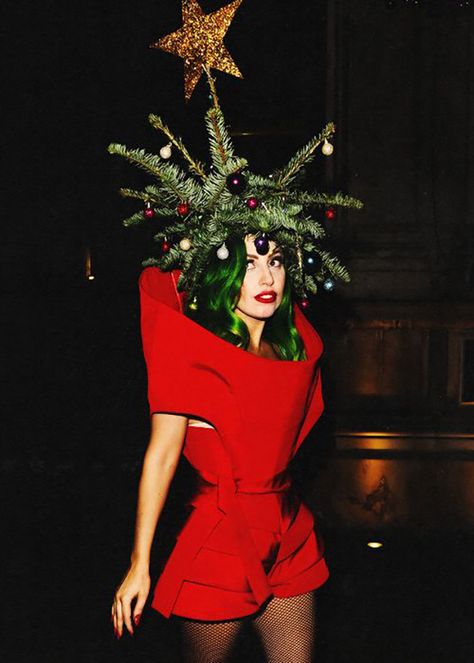 18 Celebrities Who Had the Best Holiday Photo Ideas EVER via Brit + Co. Kitsch Christmas, Diane Arbus, Christmas Shoot, Christmas Inspo, Christmas Photoshoot, Christmas Costumes, Noel Christmas, Christmas Fashion, Christmas Aesthetic