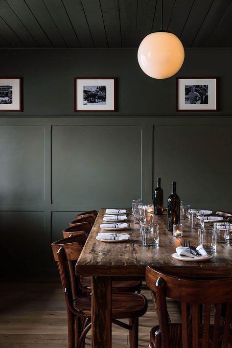 Dark Green Living Room, Brooklyn Design, Modern Farmhouse Dining Room, Green Dining Room, Dark Green Walls, Modern Farmhouse Dining, Hotel Interiors, Dark Interiors, Living Room Green