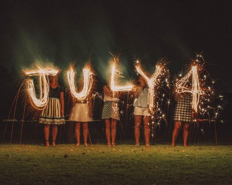 How to Take Awesome Sparkler Photos • The Blonde Abroad Sparkler Photos, Sparkler Pictures, 4th Of July Photos, Summer Picture Poses, Wedding Sparklers, Live Picture, 4th Of July Celebration, Photography Games, Summer Pictures