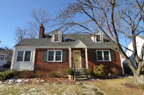 Cape Cod Style House Exterior, Cape Cod House Interior Ideas, Brick And Siding Exterior, Cape Cod House Interior, Cape Cod Renovation, Dormer House, Cape Cod Exterior, Cape Cod House Exterior, Cape Cod Cottage