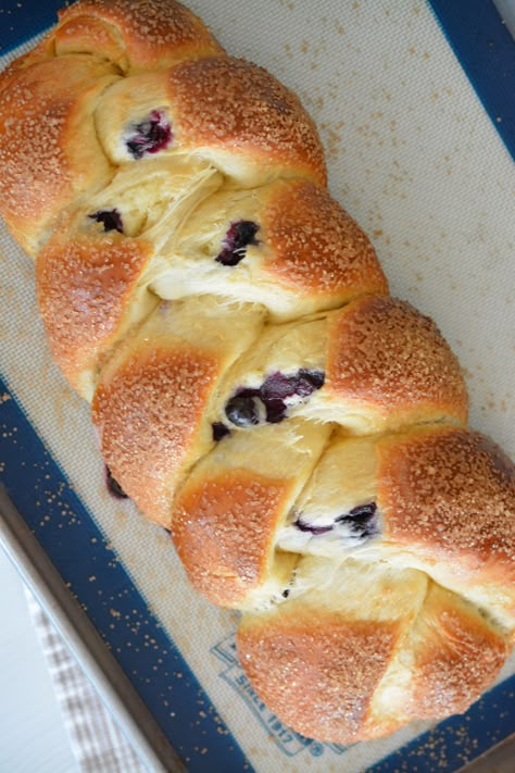 Sweet Bread Filling Ideas, Cream Cheese Filled Bread, Cream Cheese Challah Bread, Bread With Filling Recipes, Braided Challah Bread, Fruit Bread Recipes Yeast, Sweet Bread Recipes With Yeast, Sweet Challah Bread Recipe, Dessert Challah