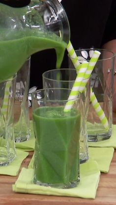 Start your day off with a refreshing Kale Smoothie! More Green Drinks Healthy, Menu Sarapan Sehat, Drinks Healthy, Resep Smoothie, Green Drink, Smoothie Recipes Healthy Breakfast, Kale Smoothie, Smoothie Detox, Root Vegetable