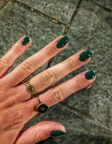 Hunter Green Dip Nails, Dark Green Round Nails, Fall Green Nail Colors, Green Dip Nail Ideas, Dark Forest Green Nails, Dark Green Gel Nails, Dark Green Fall Nails, Hunter Green Nails, Forest Nails