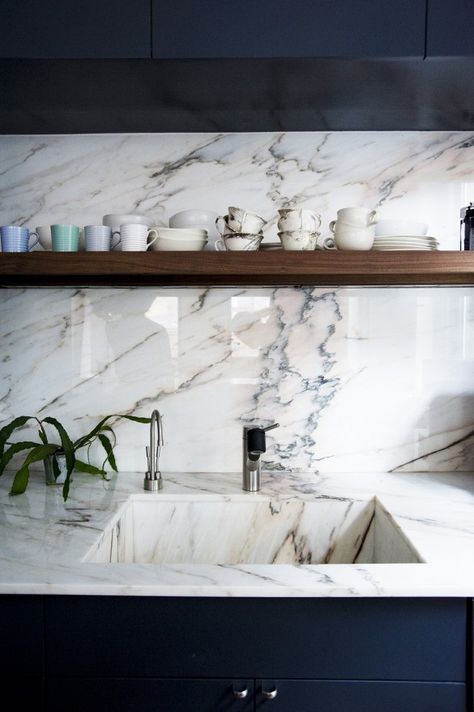 11 Beautifully Edited Interiors to Inspire You via @domainehome Kabinet Dapur, Herringbone Backsplash, Pinterest Design, Marble Sinks, Kitchen Marble, Professional Kitchen, Counter Tops, Marble Countertops, Beautiful Kitchens