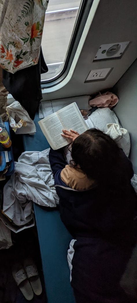 Photo Poses In Train, Indian Train Aesthetic, Train Photography Aesthetic, Train Pictures Instagram, Train Photography Ideas, Train Pictures Aesthetic, Train Journey Aesthetic, Reading On Train, Train Journey Photography