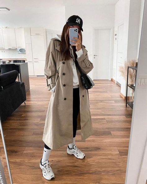 Stylish work outfits, Trending work outfits, Business casual outfits, office outfit, office wears Trending Work Outfits, Casual Outfits Office, Casual Trench Coat Outfit, Work Outfits Business Casual, Trench Coat Outfit Winter, Trench Outfit, Office Wears, Outfits Trending, Outfit Office