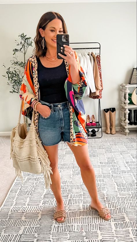 Summer kimono style Short Kimono Outfit Summer, Summer Outfits With Kimono, Spring Looks For Women 2024, Look Com Kimono E Short, Kimono Outfit Jeans, Kimono Shorts Outfit, Shorts And Kimono Outfit, Kimono Outfit Summer, Short Kimono Outfit