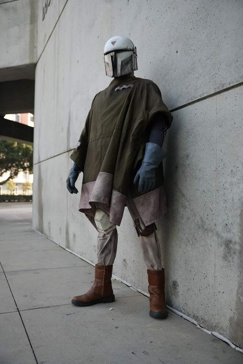 Mandalorian Poncho, Mandalorian Reference, Star Wars Poncho, Mandalorian Helmet Designs, Mandalorian Outfit, Mandalorian Armor Design, Mandalorian Design, Mandalorian Helmets, Mando Cosplay