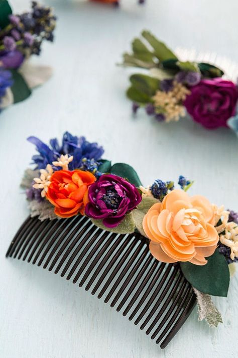 12 Boho DIYs to Help You Get Your May Day On | Brit + Co Crown Diy, Game Diy, Floral Hair Comb, Diy Flores, Fleurs Diy, Floral Comb, Floral Hair Combs, Diy Event, Flower Hair Comb