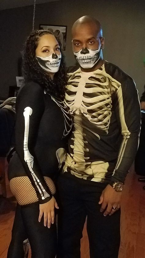 Couples Skeleton Makeup, Skeleton Couples Costume, Skeleton Makeup Men, Couple Skeleton Costume, Man Skull Makeup, Skeleton Makeup Half Face, Half Skeleton Face, Half Skeleton Makeup, Skeleton Face Makeup