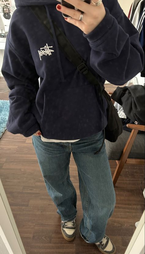 Hoodie Outfit Inspiration, Fall Outfits Hoodies, Stussy Shoulder Bag, Outfits With Blue Hoodie, Simple Outfits For School Fall, Outfit Ideas With Black Hoodie, Black Stussy Hoodie Outfit, Fall Outfits Black Pants, Outfit Inspo Winter 2023