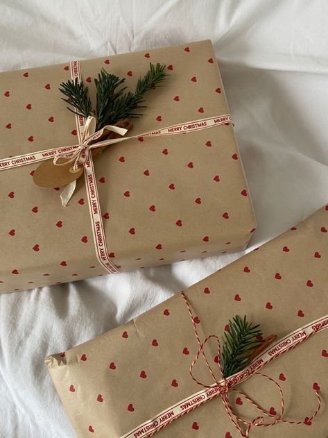 Christmas time Gifts Wrapping Aesthetic, Christmas Decorations Astetic, Present Aesthetic Christmas, Christmas Gift Wrapping Ideas 2023, Aesthetic Gift Wrapping Christmas, Christmas Presents Astethic, Cute Wrapped Presents, Christmas Aesthetic Gift Wrapping, Christmas Wrapping Astethic