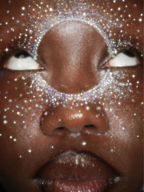 Bedazzled Face Makeup, Gold Artistic Makeup, Space Fairy Costume, Tanerelle Aesthetic, Eclipse Makeup Ideas, Solar System Makeup, Celestial Being Aesthetic, Sun Moon Makeup, Pretty Alien Makeup