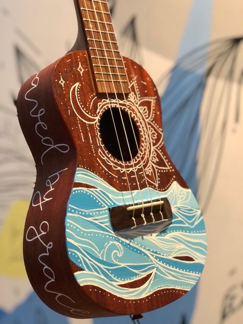 Ukulele pintado decorado Ukelele Painting Design, Guitar Painting Aesthetic, Diy Ukulele Paint Ideas, Paint On Ukulele, Custom Ukulele Design, Ukelele Painted Aesthetic, Drawing On Guitar Ideas, Ukulele Art Aesthetic, Ukulele Design Ideas