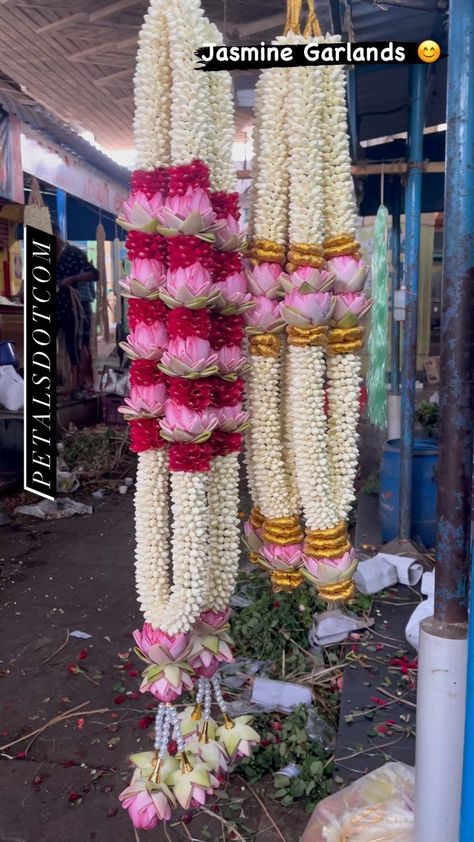 Muhurtham Malai Design, Muhurtham Garland, Garland Marriage, Marriage Garlands, Madras City, Pelli Dandalu, Contemporary Wedding Decor, Flower Garland Diy, Indian Wedding Garland