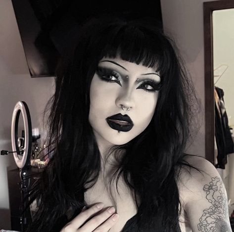 Makeup No Eyeliner, Makeup Edgy, Maquillage Goth, Goth Makeup Looks, Trad Goth Makeup, Goth Eye Makeup, E Girl Makeup, Dark Makeup Looks, No Makeup Makeup