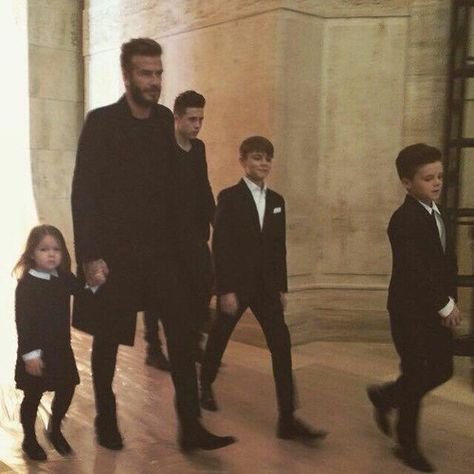 Hottest dad. The Beckham Family, Mafia Families, Dream Family, Future Mom, Future Goals, Future Lifestyle, Cute Family, Jolie Photo