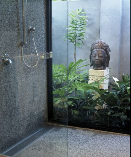 Walk in shower / courtyard / shower with window Bathroom Courtyard Garden, Shower Garden Indoor, Garden Outside Bathroom Window, Small Space Bathroom Design, Sauna Shower, Barn House Conversion, Indoor Outdoor Bathroom, Exotic Homes, Open Bathroom