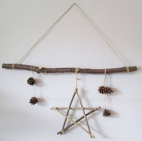 DIY Dry Branch Christmas Decor Ideas - 130 Hanging Stick Decor, Yule Diy, Branch Hanger, Homemade Mobile, Tree Branch Crafts, Twig Stars, Tree Branch Decor, Crooked Tree, Christmas Decs