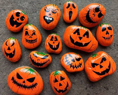 Pumpkin painted rocks Painting Rocks Ideas Fall, Pumpkin Painted Stones, Rock Pumpkin Painting, Halloween Kindness Rocks, Painted Rocks For Halloween, Pumpkin Rocks Painted, Painted Rocks Halloween, Fall Painted Rocks Ideas, Pumpkin Rock Painting