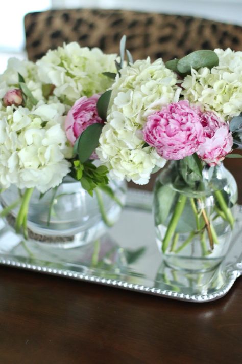 Fresh Flower Centerpieces Simple, Peony Centerpiece Wedding Simple, Peony Baby Shower Ideas, Bridal Shower Flowers Centerpieces, Hydrangea Centerpiece Diy, Cheap Flower Arrangements, Easy Flower Arrangements, Easy Flower Arrangements Diy, Flower Bridal Shower Theme