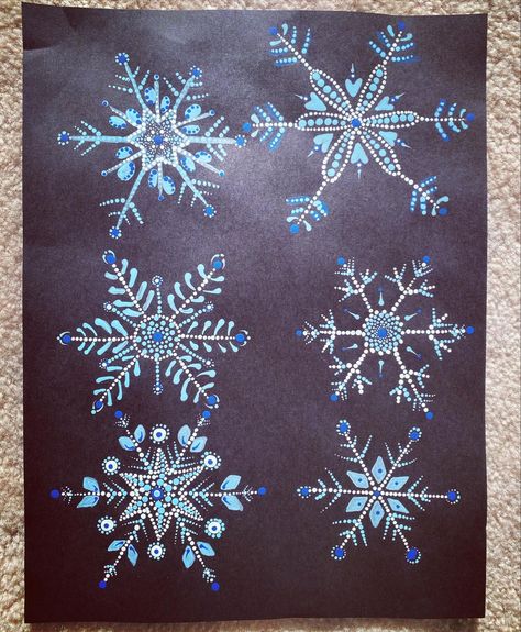 Dot paintings Dot Painting Cards, Dot Painted Snowflakes, Dot Painting Snowflakes, Snowflake Dot Painting, Dotted Snowflakes, Dot Snowflakes, Acrylic Dot Painting Ideas, Dotted Ornaments, Christmas Dot Painting