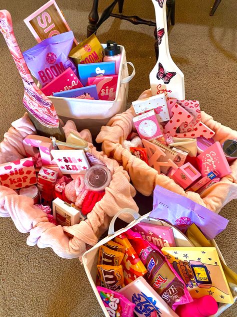 Pink big little baskets sorority Big Sis Gifts Cheer, Big Sorority Gifts, Dance Gift Baskets, Big Sis Lil Sis Gift Baskets, Cheer Sister Gift Baskets, Dance Sister Gift Basket, Gift Ideas For Sorority Sisters, Big Sister Little Sister Gifts Dance, Sority Gift Baskets