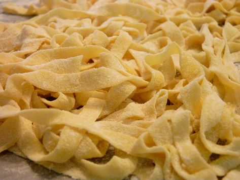 Come fare la pasta all'uovo fatta in casa Egg Pasta Recipe, Pasta Flour, Pasta Italiana, Egg Pasta, Pasta Fatta In Casa, Pasta Dough, Pasta Fresca, Best Food Ever, Italian Pasta