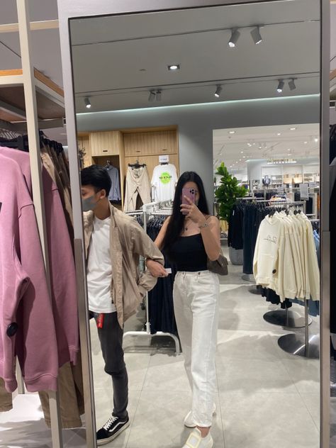 #mirrorselfies #boyfriend #date #coupleportrait #photoinspiration Shopping Mall Couple Photos, Cute Couple Pics At The Mall, Mall Aesthetic Shopping With Boyfriend, Couple Mall Aesthetic, Mall Pics With Boyfriend, Couple Poses In Mall, Couple At Mall, Shopping With Boyfriend Aesthetic, Mall Date Aesthetic Couple