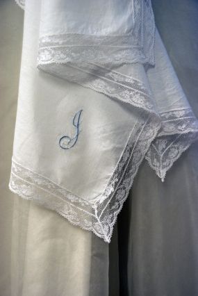 Handkerchief Embroidery Wedding, How To Make A Handkerchief, Handkerchief Diy, Embroidered Hanky, Making Lace, Bridal Handkerchief, Lace Hankies, Sewing Garments, Lace Handkerchief