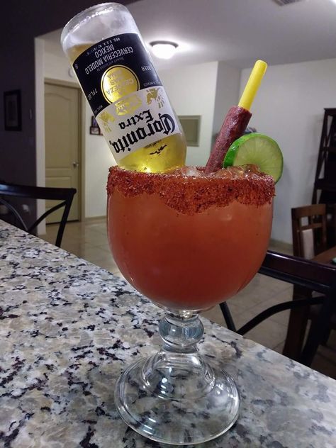 Michelada Bar Ideas, Michelada Aesthetic, Baileys Recipes, Mexican Snacks, Party Drinks Alcohol, Michelada, Boozy Drinks, Fancy Drinks, Alcohol Drink Recipes