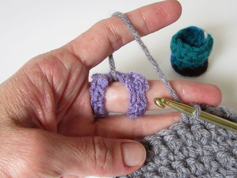 This free crochet pattern isn't just a stylish accessory, it's a crochet tension tool! Crochet Yarn Tension Ring, Crochet Ring Patterns Free, Crochet Yarn Guide Ring, Yarn Tension Ring Diy, Crochet Tension Ring Diy, Crochet Rings Patterns Free, Crochet Tension Ring, Diy Crochet Jewelry, Crochet Ring Patterns