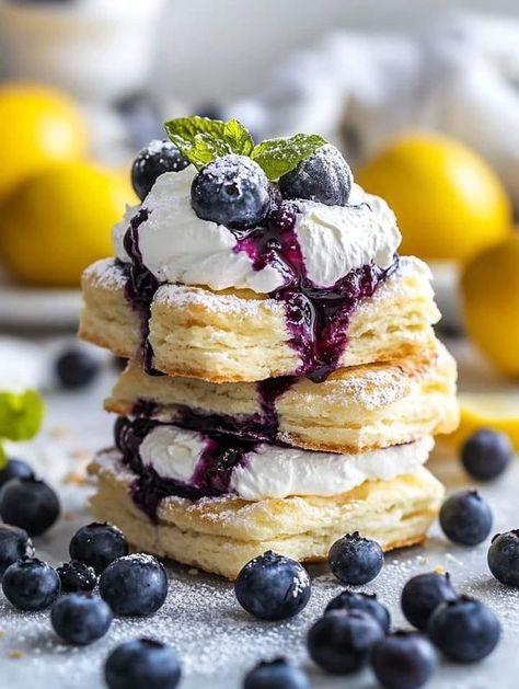 Blueberry Recipes Savory, Blueberry Shortcake, Lemon Blueberry Cheesecake, Blueberry Desserts, Cheesecake Cake, Easy Baking Recipes Desserts, Blueberry Recipes, Yummy Comfort Food, Blueberry Cheesecake