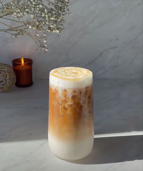 Iced Caramel Macchiato Aesthetic, Caramel Machiatto Aesthetic, Caramel Coffee Aesthetic, Caramel Macchiato Aesthetic, Macchiato Aesthetic, Iced Macchiato, Iced Caramel Macchiato Recipe, Iced Caramel Latte, Coffee Macchiato