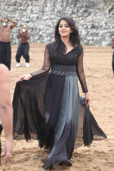 Anushka Shetty in Thandavam Farah Naaz, Niranjana Anoop, Anushka Shetty Images, Anushka Photos, Anushka Shetty, South Actress, Indian Beauty Saree, India Beauty