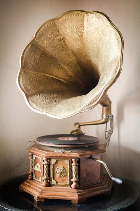 Vintage Gramophone Aesthetic, Old Gramophone Vintage, Old Antique Things, Gramophone Aesthetic Vintage, Cool Antiques, Objet Aesthetic, Classicism Aesthetic, Gramophone Aesthetic, Old Stuff Vintage