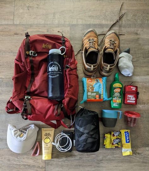 Whats In My Hiking Bag, Aesthetic Hiking Backpack, Camping Bag Aesthetic, Hiking Gear Aesthetic, Short Hike Essentials, Hiking Needs, Granola Backpack, Hiking Bag Essentials, Hiking Backpack Essentials