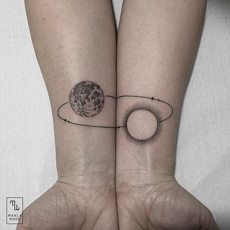 Sun Moon Spinning Tattoo | Best Tattoo Ideas Gallery Tattoos For Couples Meaningful, Partner Tattoos, Matching Best Friend Tattoos, Couple Tattoos Unique, Tattoos Infinity, Tato Lengan, Planet Tattoos, Couples Tattoo Designs, Tattoos Geometric