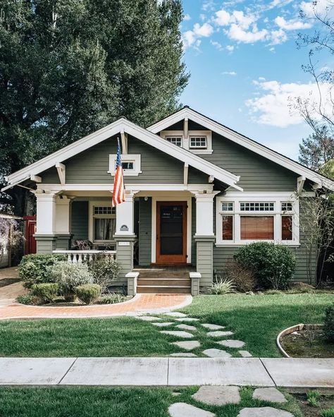 Craftsman Style Homes: Craftsman Exterior Color Ideas and Photos | Hunker Craftsman Bungalow Exterior, Craftsman Home Exterior, Craftsman Style Exterior, Craftsman Porch, Exterior Color Palette, Girly Apartments, Style Apartment, Craftsman Interior, Aesthetic Apartment