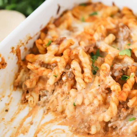 This easy cheesy Ground Beef Pasta Bake is a simple, hearty, comfort food classic that the whole family will love. Pasta Ground Beef Recipes, Beef Pasta Bake, Cheesy Ground Beef Pasta, Ground Beef And Pasta, Pasta Ground Beef, Beef And Pasta, Cheesy Ground Beef, Cheesy Pasta Bake, Pasta Bake Easy