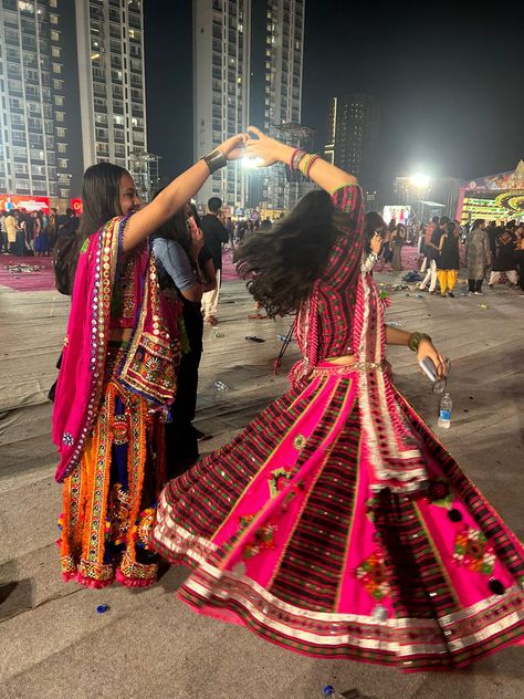 Garba Pics, Navratri Poses, Navratri Aesthetic, Garba Dance Video, Navratri Pictures, Garba Night, Desi Things, Garba Outfit, Group Photo Poses