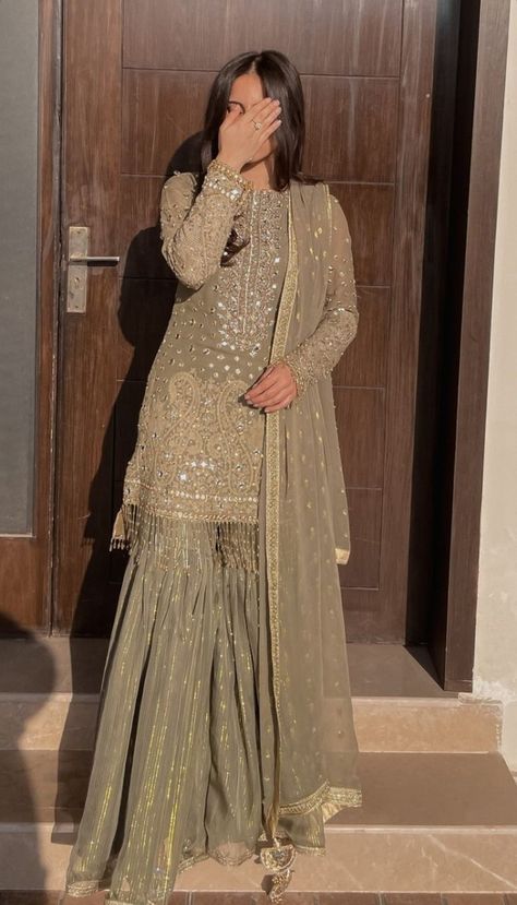 Pakistani Style Sharara Suit, Garara Dress Indian Weddings, Gharara Designs Pakistani, Pakistani Garara Suits, Plain Gharara, Garara Suits Designs, Sharara Ideas, Pakistani Garara, Sharara Designs For Wedding