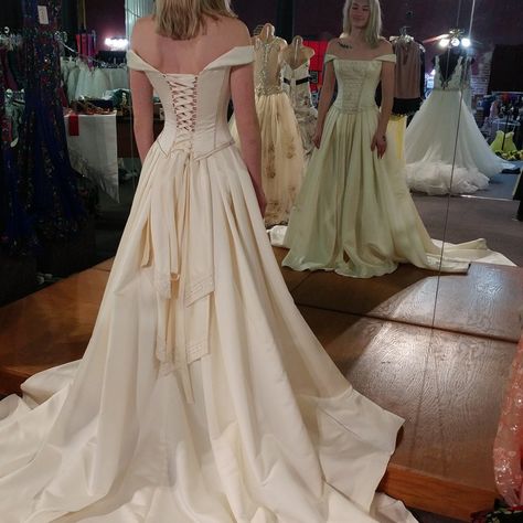 Ball Gown Off Shoulder Corset Back Plus Size Wedding Dress Vintage, Vintage Princess Prom Dress, Fantasy Wedding Dress Aesthetic, Corseted Ball Gown, Corset Wedding Gown Vintage, Corset Ball Gowns Vintage, Romantic Corset Wedding Dress, Plus Size Corset Wedding Dress, Bridgerton Wedding Dresses Inspired