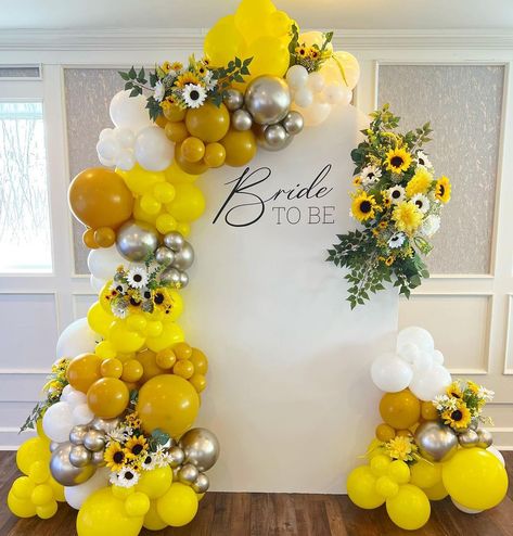 Night Fall Events With Iris | ℬ𝓇𝒾𝒹ℯ 𝒯ℴ ℬℯ 🌻 #sunflower #bride #bridegoals #bridetobe #bridalshower #eventdecor #sunflower #eventdesign #balloonartist #backdropengagement | Instagram Sunflower Balloon Garland Backdrop, Sunflower Balloon Arch Ideas, Sunflower Balloon Backdrop, Sunflower Bridal Shower Decor, Sunflower Quinceanera Theme, Sunflower Decorations Party, Bridal Shower Sunflower Theme, Sunflower House Decor, Sunflower Balloon Arch